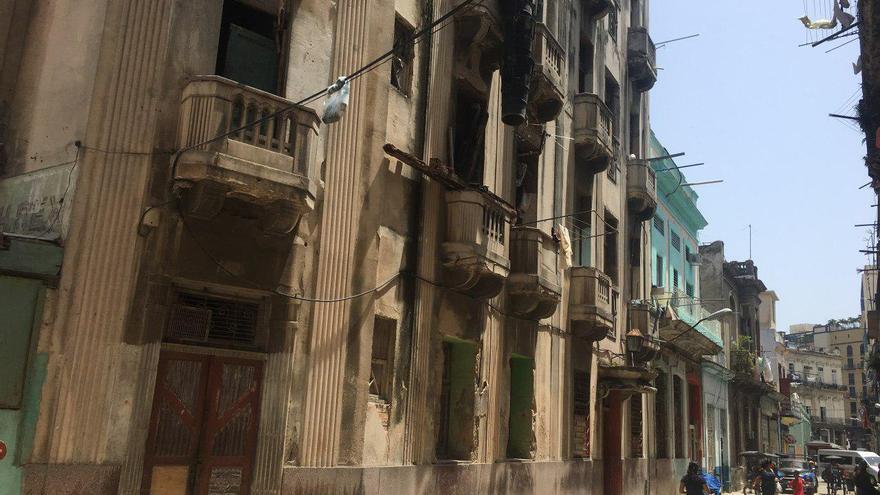 Vista exterior del Hotel Rex en la calle San Miguel de Centro Habana. (14ymedio)