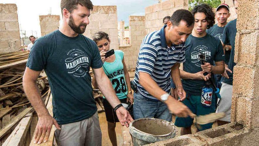 Voluntarios de Maranatha construyen una iglesia en Cárdenas, Cuba. (Photos: Terry Schwartz / Maranatha)