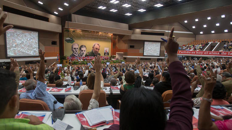 Votación en el VII Congreso del Partido Comunista de Cuba