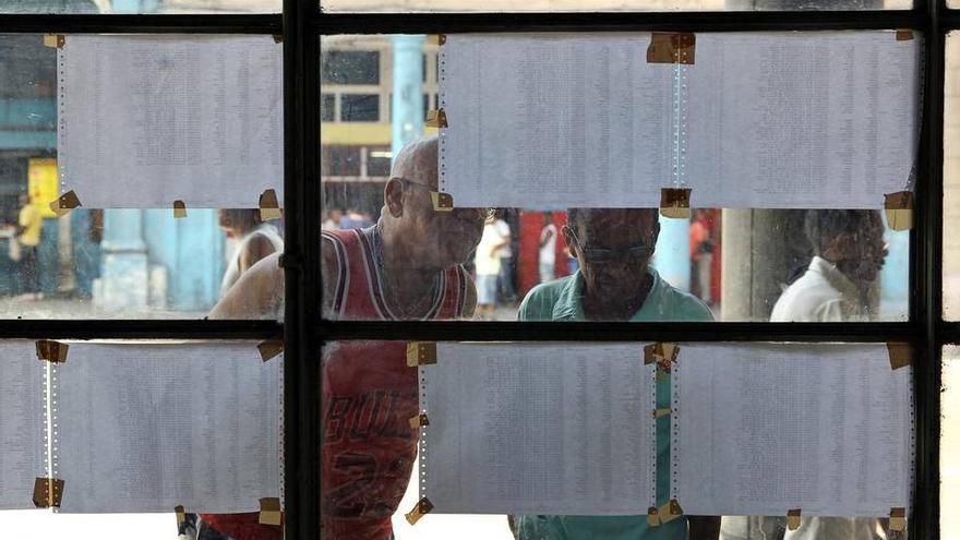 Votantes observan las listas electorales en La Habana. (EFE)