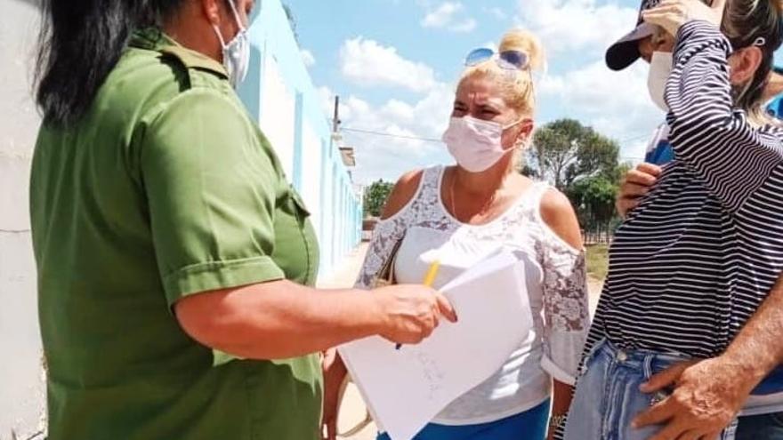 Reyna Yacnara Barreto Batista, abrazada por su padre antes de entrar a la prisión de Granja 5, en Camagüey, este jueves. (La Hora de Cuba)
