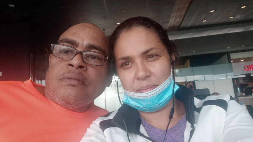 Yailén Insúa Alarcón y su pareja, Boris Luis Ramos Salgado, en el aeropuerto de El Dorado, de Bogotá (Colombia). (14ymedio)