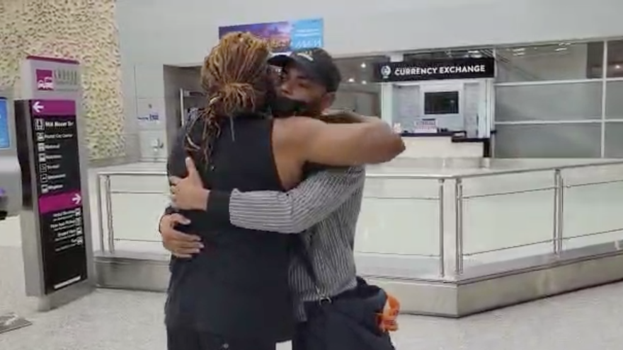 Yotuel Romer se abraza a El Funky a su llegada a EE UU. (Captura)