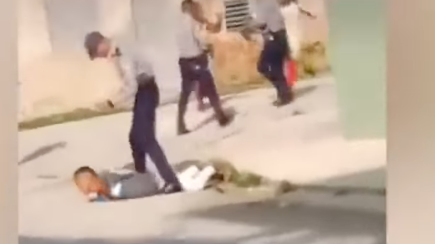 El joven Zinadine Zidan Batista “murió esposado con su boca contra el piso por desangramiento al recibir tres impactos de bala”, señaló el opositor Guillermo Fariñas. (Captura)
