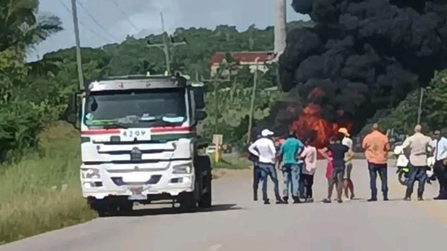 El accidente del camión cisterna no provocó pérdidas de vidas humanas. (Facebook/Eugenio Enrique Elias Saborit)