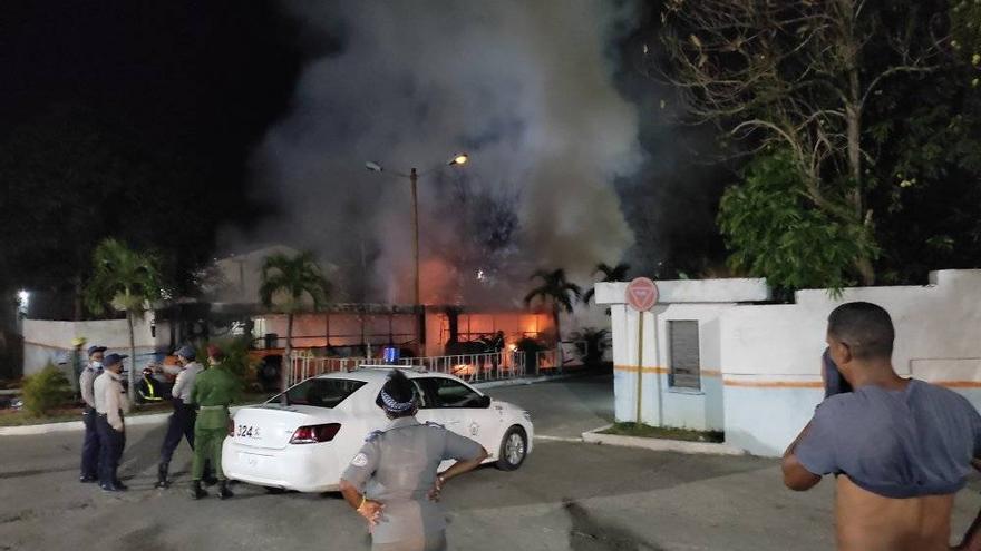 Los bomberos acudieron a sofocar el incendio en el paradero del Reparto Eléctrico. (Facebook) 