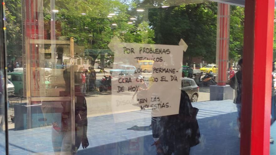 Un cartel advertía tras las vidrieras lo mismo que los empleados del lugar: estaría cerrado por "problemas técnicos". (14ymedio)