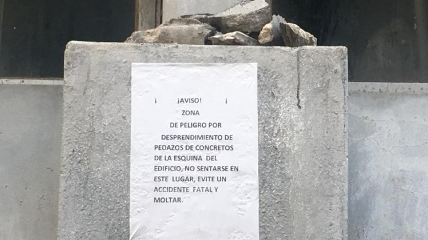 Un cartel fue colocado advirtiendo sobre posibles desplomes en una zona wifi. (Luz Escobar) 