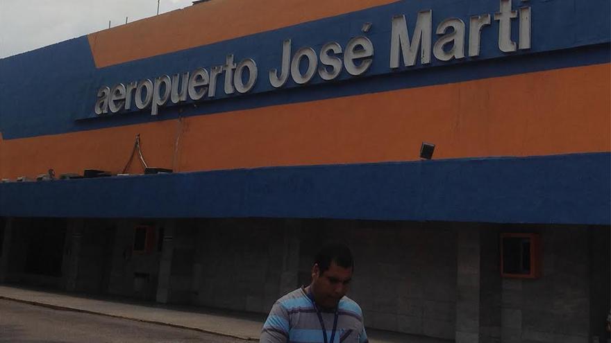 La terminal número 1 del aeropuerto Jose Martí, recién pintada. (Reinaldo Escobar)