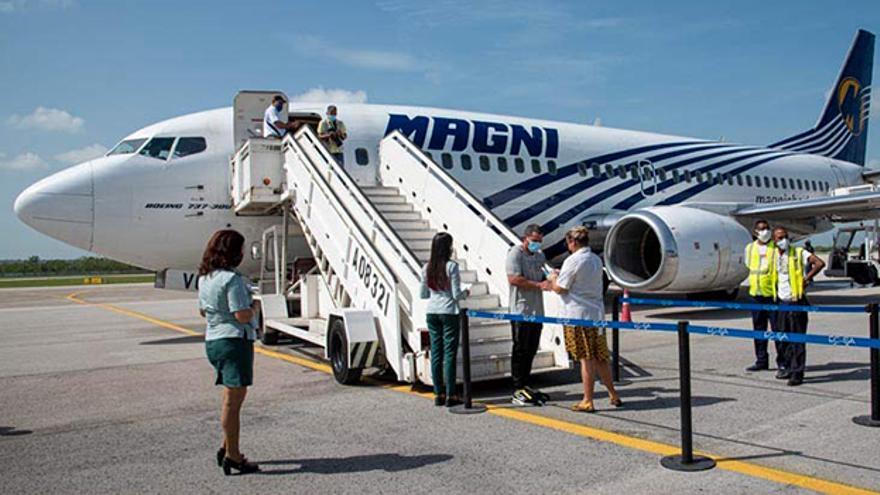 Un nuevo grupo de migrantes, integrado por 51 hombres y 13 mujeres, llegó al aeropuerto internacional de La Habana. (Prensa Latina)