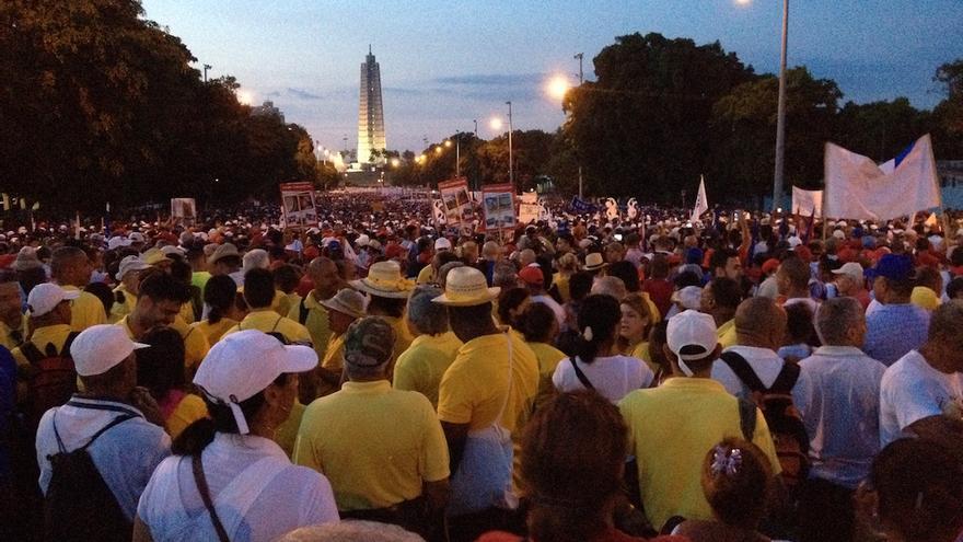 Desde las primeras horas de la madrugada miles de personas se congregaron en los alrededores de la Plaza de la Revolución para el desfile por el Día de los Trabajadores. (14ymedio)