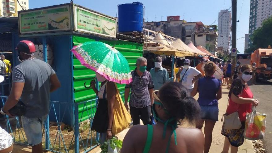 Como una alternativa a hacer colas por varias horas, muchos cubanos apelan al mercado informal. (14ymedio)