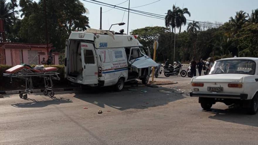 En la imagen se observa la ambulancia siniestrada y uno de los vehículos. (Facebook/Livan Portal Fonseca)