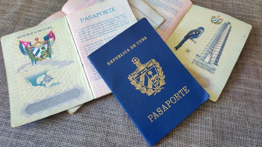 Entre las medidas anunciadas se encuentra disminuir el costo del pasaporte cubano en los consulados. (14ymedio)