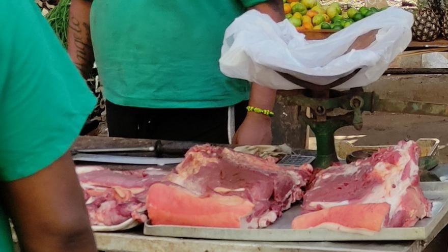 El precio de la carne de cerdo, cuando aparece, va de los 200 pesos la libra de 19 y B, en La Habana, a los 270 pesos de las tarimas de Cienfuegos. (14ymedio)
