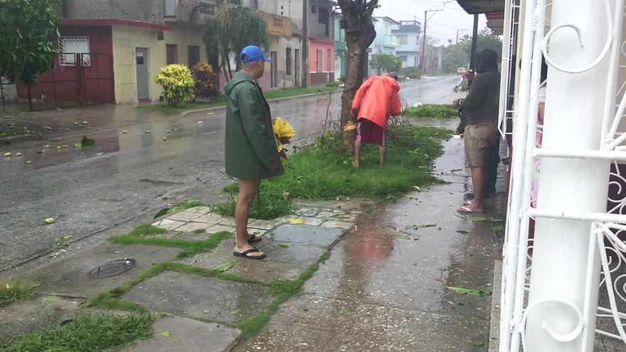 Los vecinos aprovechan una pausa en las lluvias para evaluar los destrozos en la ciudad de Camagüey. (14ymedio)