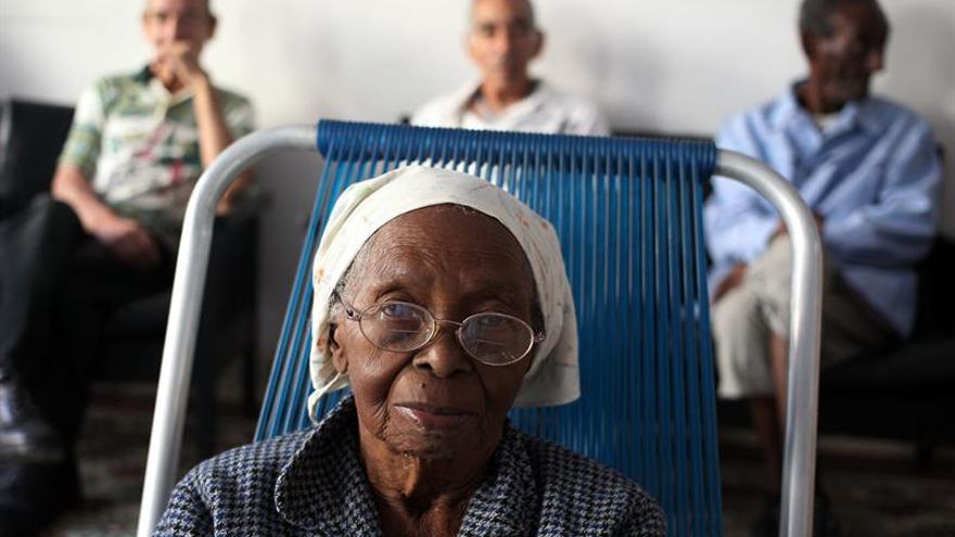 Las 20.000 plazas para atención a ancianos resultan insuficientes en un país con dos millones de mayores de 60 años. (EFE)