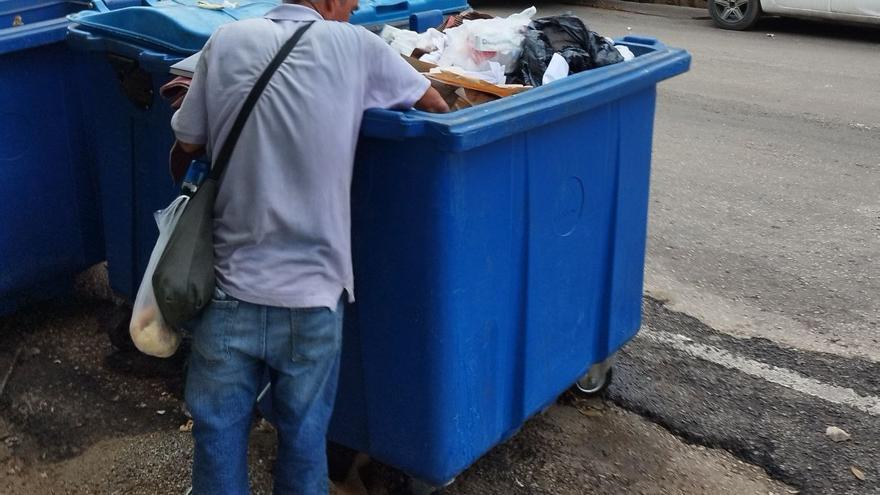 "Ha aumentado muchísimo, pero muchísimo, la cantidad de gente en la calle que está revisando la basura y que pide dinero". (14ymedio)
