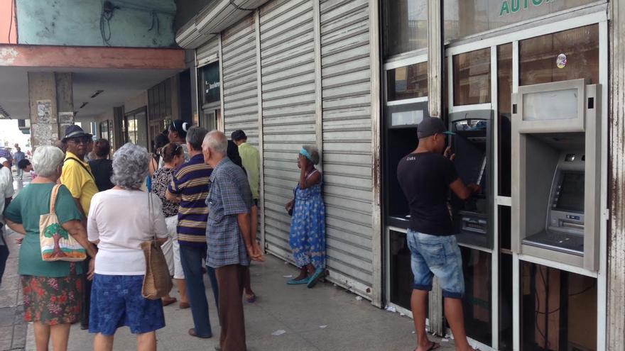 Un hombre intenta sacar dinero este jueves en un cajero automático a las afueras de un Banco Metropolitano en La Habana. (14ymedio)
