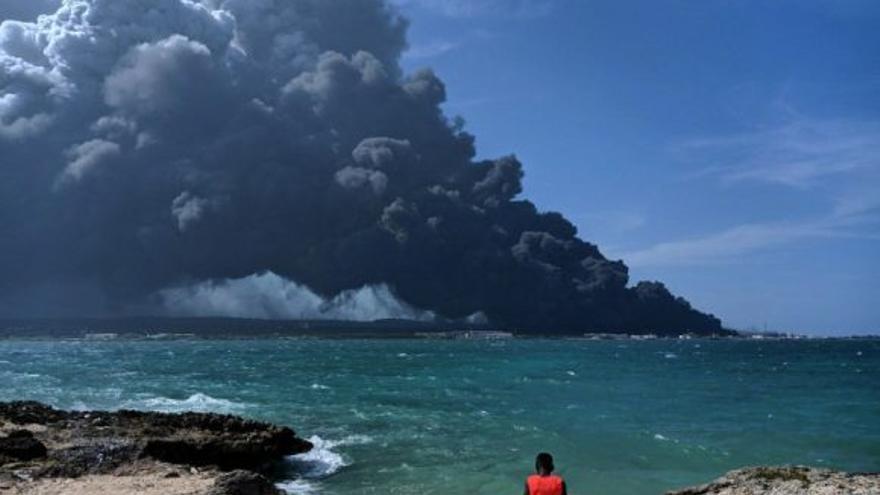 Las autoridades desconocen con exactitud los daños de los cuatro depósitos, de los ocho que alberga la Base de Supertanqueros, que se encuentran en llamas. (Cubadebate)