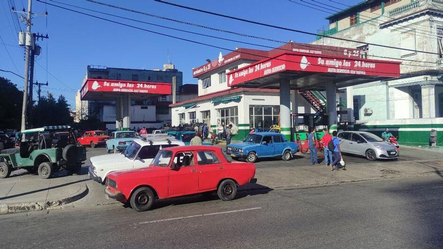 Las autoridades en La Habana racionaron en abril las ventas a veinte litros de gasolina por vehículo. (14ymedio)