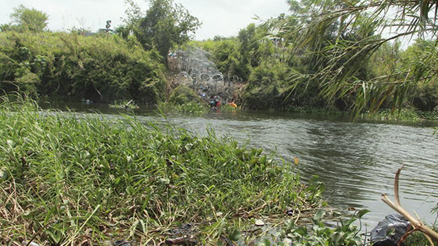 Las autoridades mexicana advierten que el cruce del río Bravo es peligroso aún cuando han bajado los niveles de agua. (EFE)
