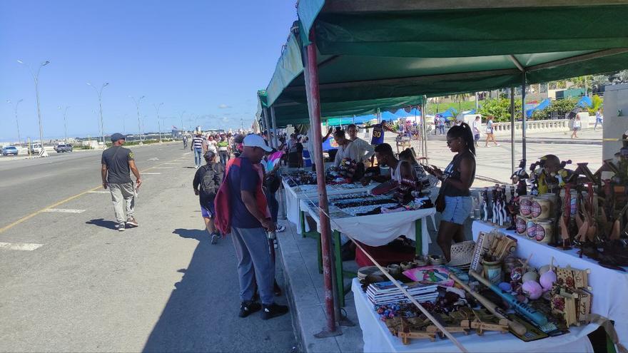 Como parte del evento, las autoridades establecieron puestos de venta de artesanía y de alimentos. (14ymedio)