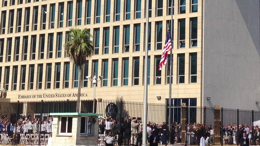 La bandera de Estados Unidos es izada frente a su embajada, en el Malecón de La Habana