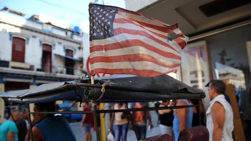 Una bandera estadounidense ondea en un bicitaxi en La Habana. (EFE)
