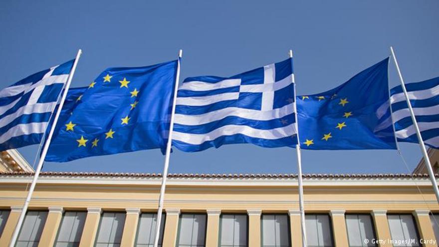 Las banderas de Grecia y la Unión Europea. (Getty/Twitter)