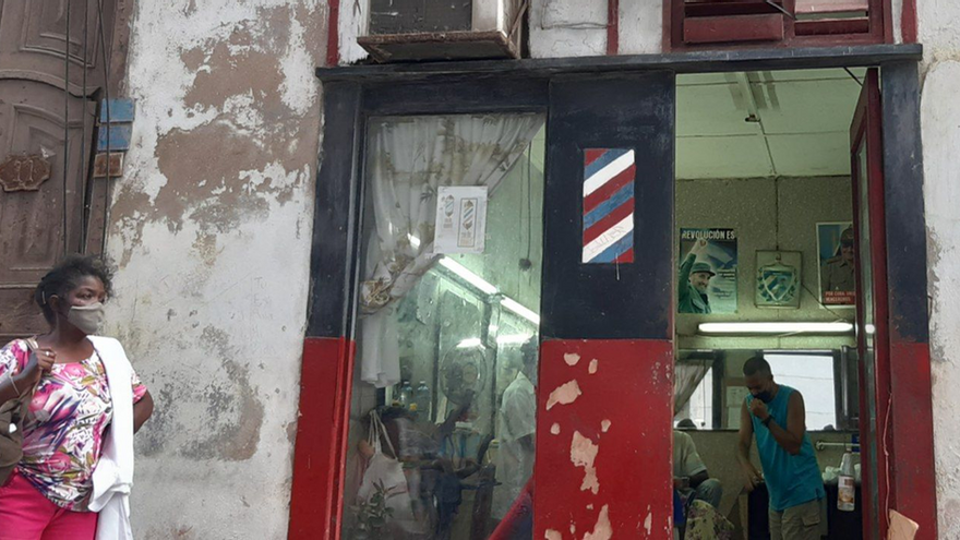 Las barberías privadas en La Habana no escapan de la crisis de escasez de insumos y algunas se ven obligadas a recurrir al mercado negro, donde pagan precios de oro. (14ymedio)