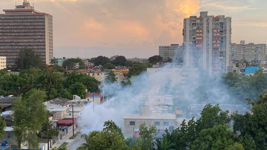 Este mismo martes, en barrios como Nuevo Vedado, se hicieron notar los humos de la fumigación. (14ymedio)