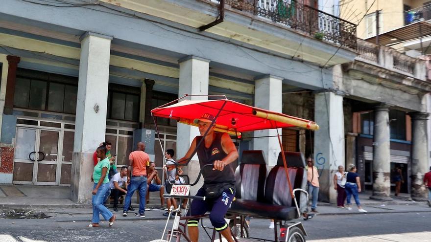 Un cubano conduce un bicitaxi por el centro histórico de La Habana, que enfrenta otro período de escasez (EFE).