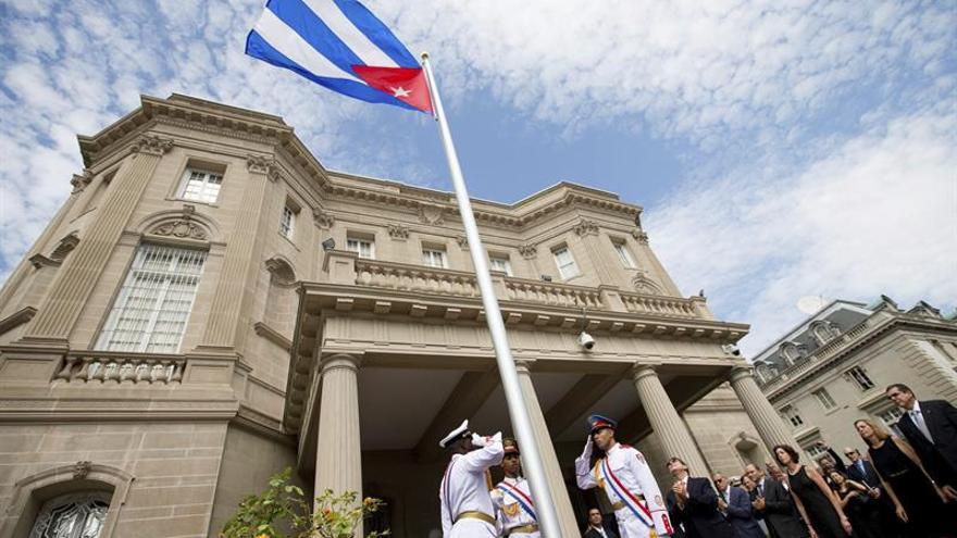 El canciller cubano, Bruno Rodríguez tras izar la bandera nacional en la embajada cubana en Washington. (EFE)