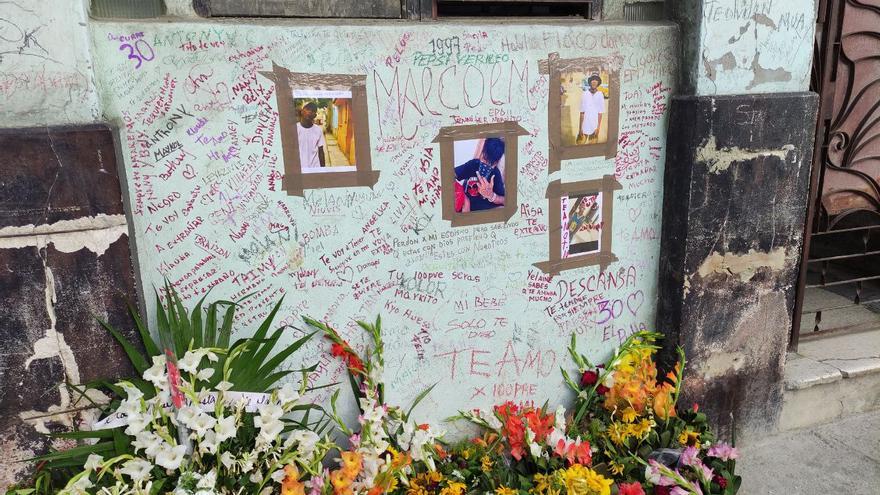La cantidad de flores y de mensajes alrededor de las fotos de Malcolm demuestran el aprecio que los vecinos del barrio le tenían. (14ymedio)