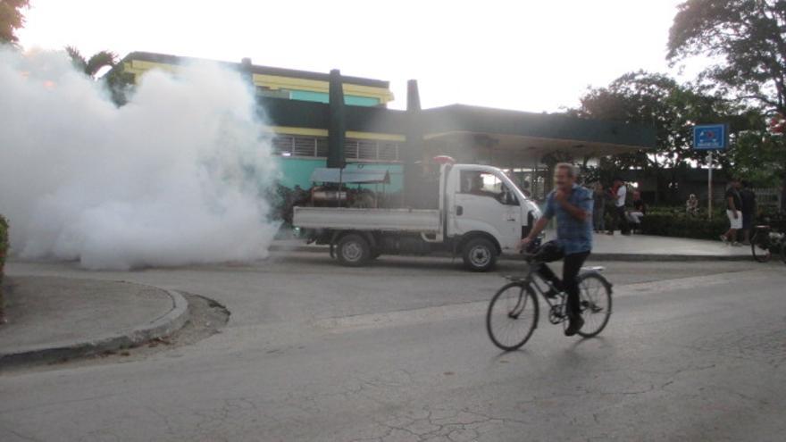 Un carro de fumigación en la ciudad de Holguín. (14ymedio/Fernando Donate)