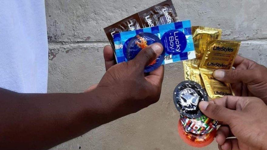 En el día en que se celebra la lucha contra el VIH-Sida, se acrecientan las quejas ante la falta de preservativos. (14ymedio)