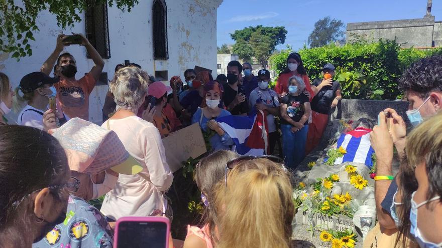 Casi un centenar de activistas se reunieron en torno a la tumba de Jeannette Ryder. (14ymedio)