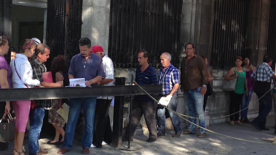 La cola de votantes ante la embajada de España en La Habana. (14ymedio)