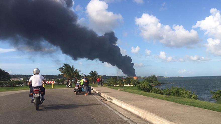 La columna de humo del incendio se extiende por kilómetros sobre la Isla. (14ymedio)
