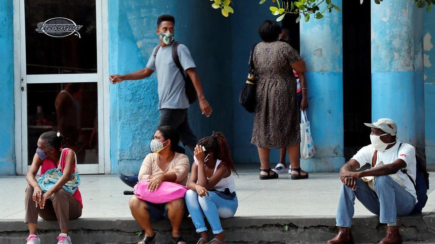 La cifra de los cubanos que han completado la pauta completa de tres dosis  es de poco más de 60%. (casi siete millones de personas)(EFE/Ernesto Mastrascusa)