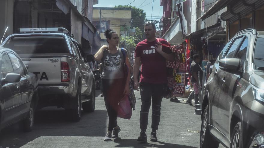 Una avalancha de pequeños comerciantes cubanos compran compulsivamente y están moldeando las ofertas en los mercados de Managua. (Roberto Fonseca/La Prensa)