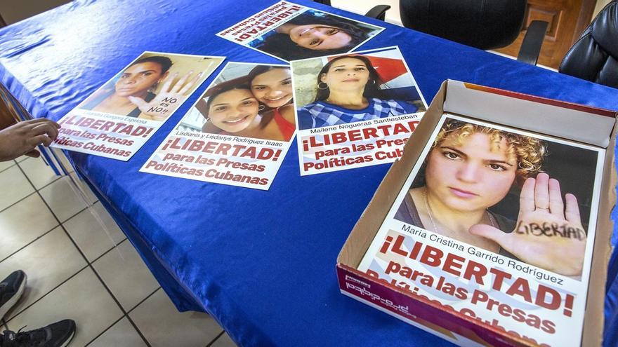 Una persona observa pancartas con las fotos de presas cubanas durante una conferencia de prensa en Miami, Florida, el 16 de mayo de 2023. (EFE/EPA/CRISTOBAL HERRERA-ULASHKEVICH)