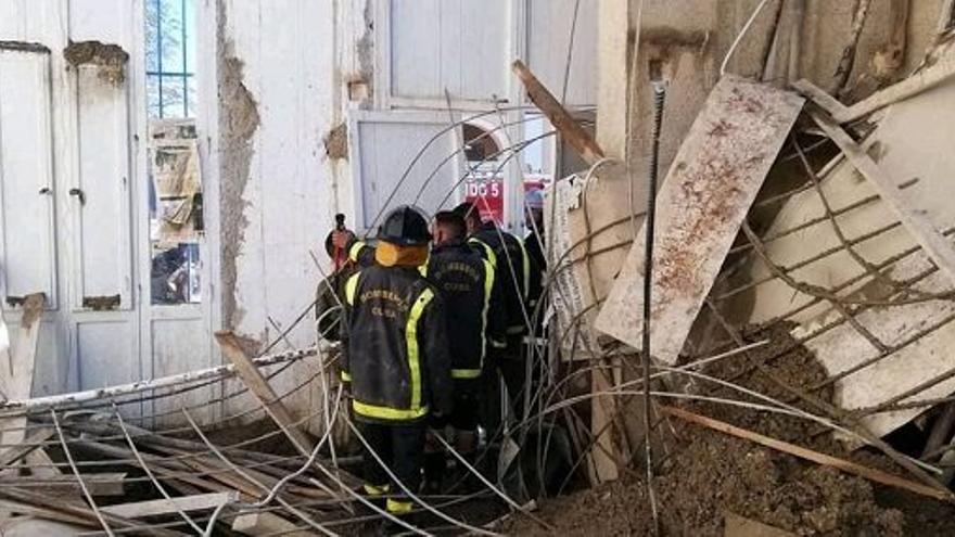 La placa en construcción se desplomó, dejando atrapadas a varias personas, cuatro de ellas tuvieron que ser hospitalizadas aunque no están graves. (Cubadebate)