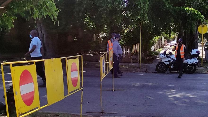 La calle 7ma, a dos cuadras del consulado panameño, está cerrada con vallas y no dejan pasar ni transeúntes ni vehículos. (14ymedio)