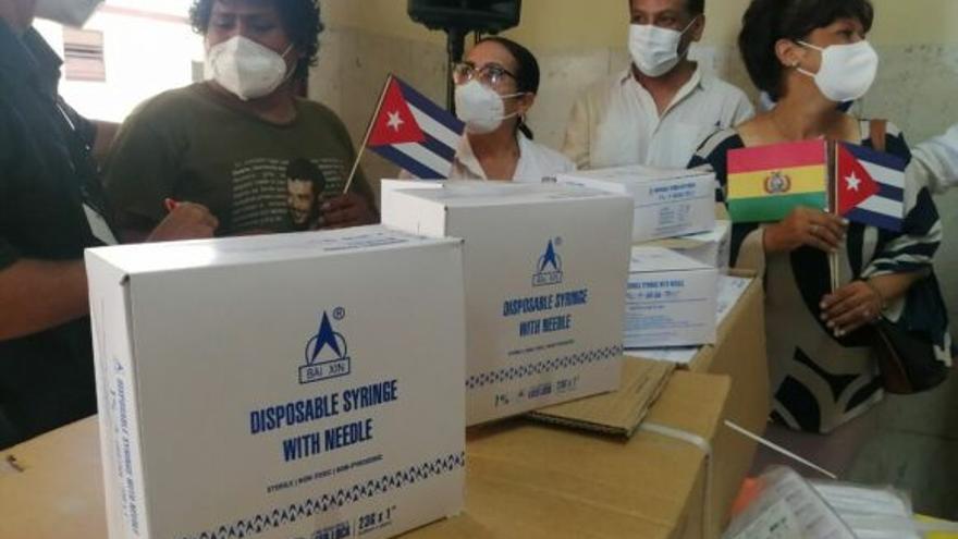 El contenedor con la donación valorada en 82.011 dólares, fue entregado por Juan Tola Monroy. (ACN)