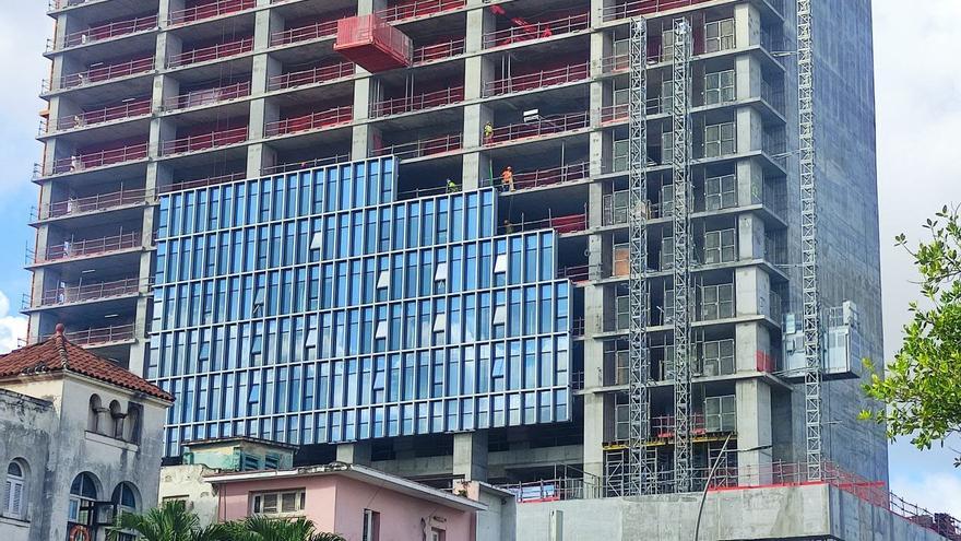  "¿Por qué se colocan solamente una malla en los pisos altos y no en todo el edificio como corresponde y prevén las normas cubanas?", se preguntaba el arquitecto Rafael Muñoz. (14ymedio)