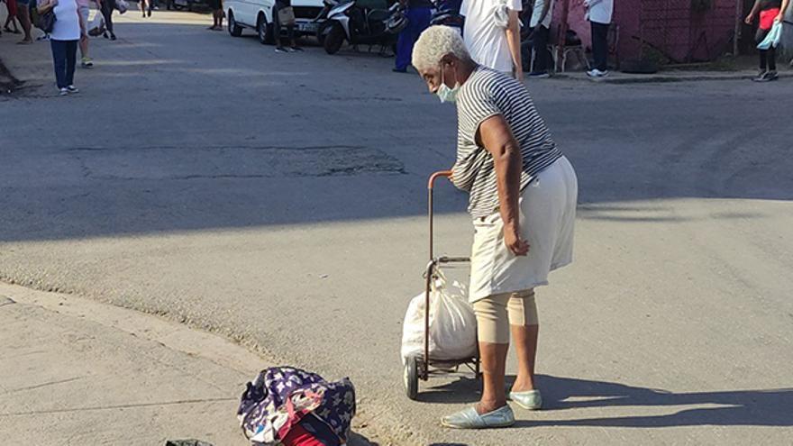 Una cubana compra papas a 5 pesos la libra, desde febrero, el precio incrementó. (14ymedio). 