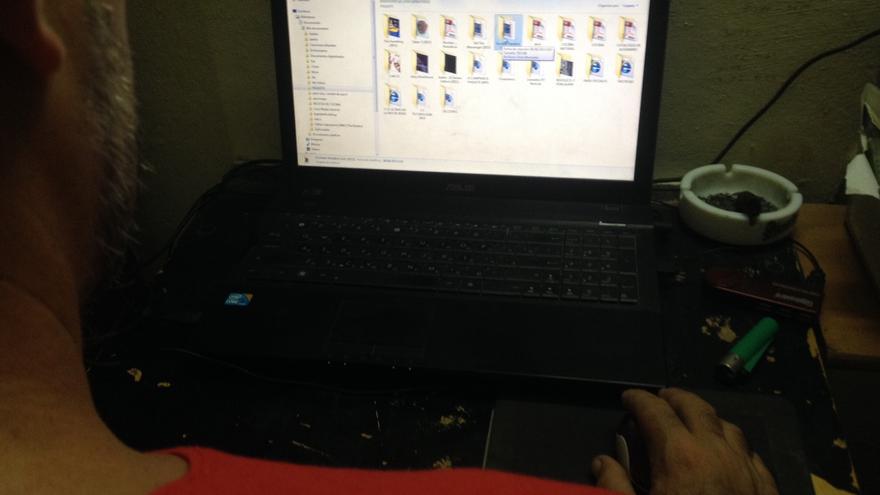 Un cubano accediendo a 'El Paquete' desde su laptop en casa. (14ymedio)
