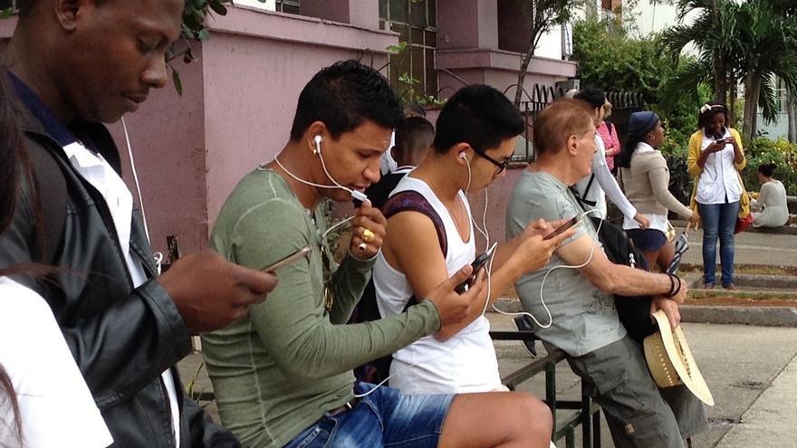 Los cubanos se conectan a internet en redes wifi propiedad del Estado. (14ymedio)